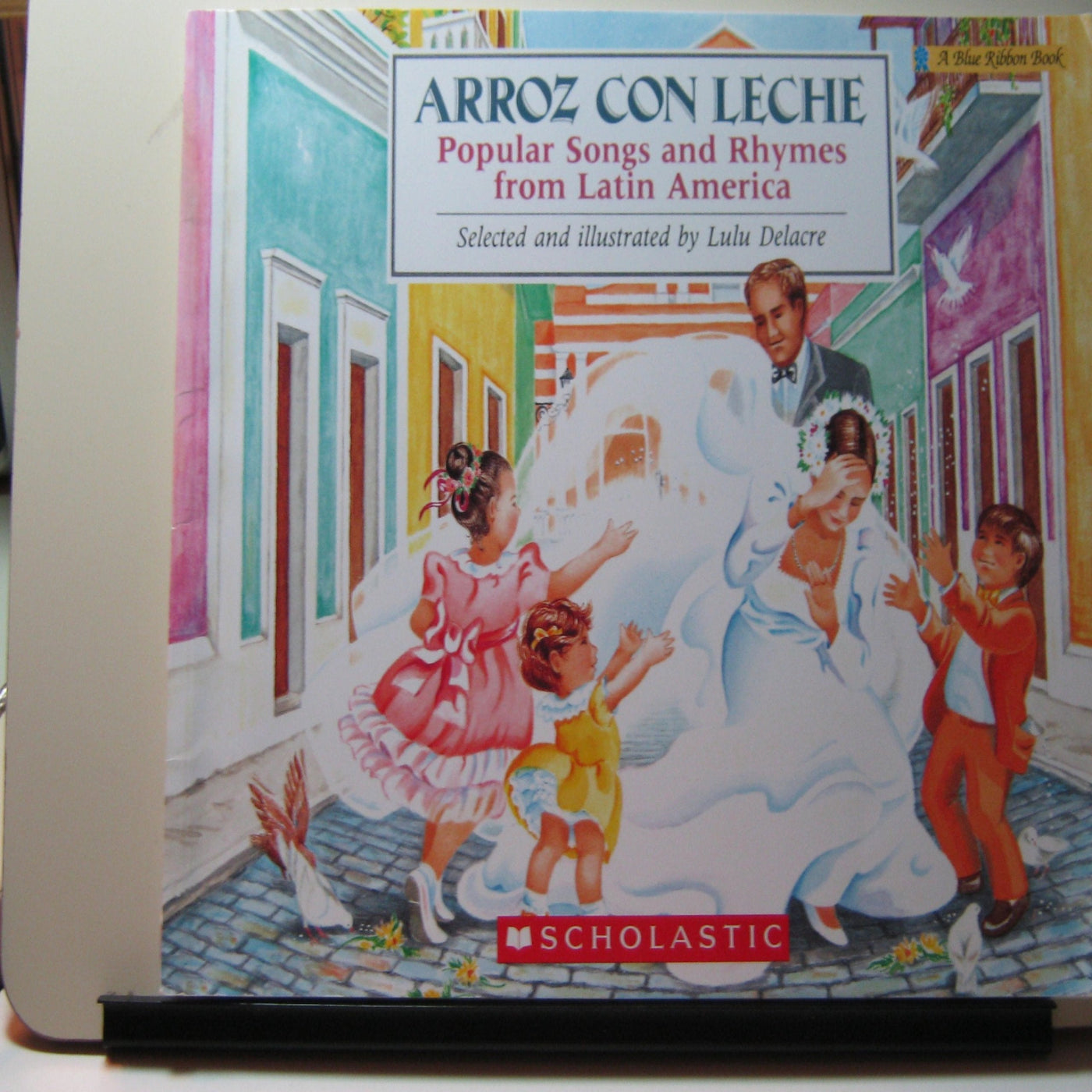 Arroz con leche: canciones y ritmos populares de América Latina Popular Songs and Rhymes From Latin America (English and Spanish Edition)